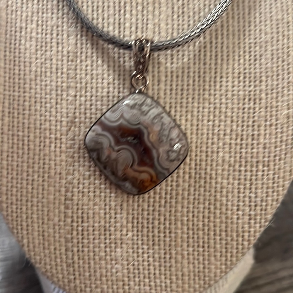 Agate and sterling silver pendant